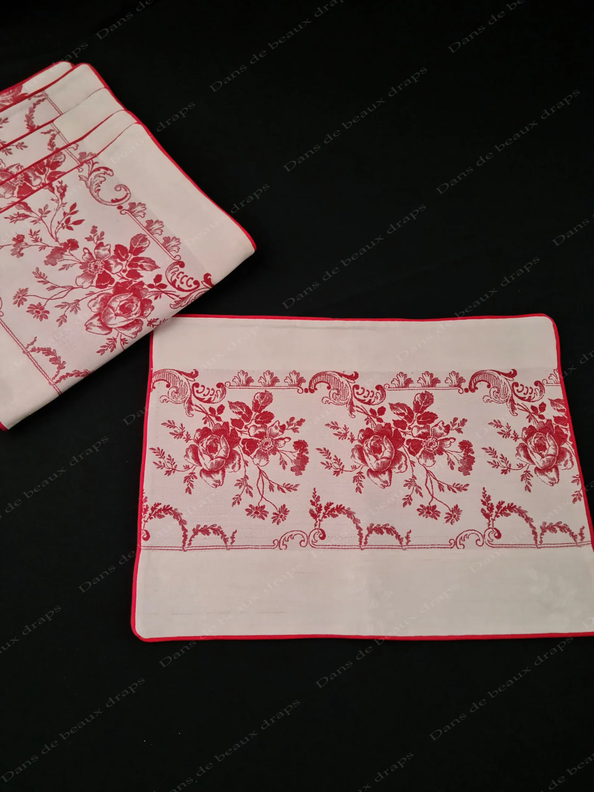 Ensemble de 6 sets et 6 serviettes de table en damassé de lin rouge et blanc. – Image 4