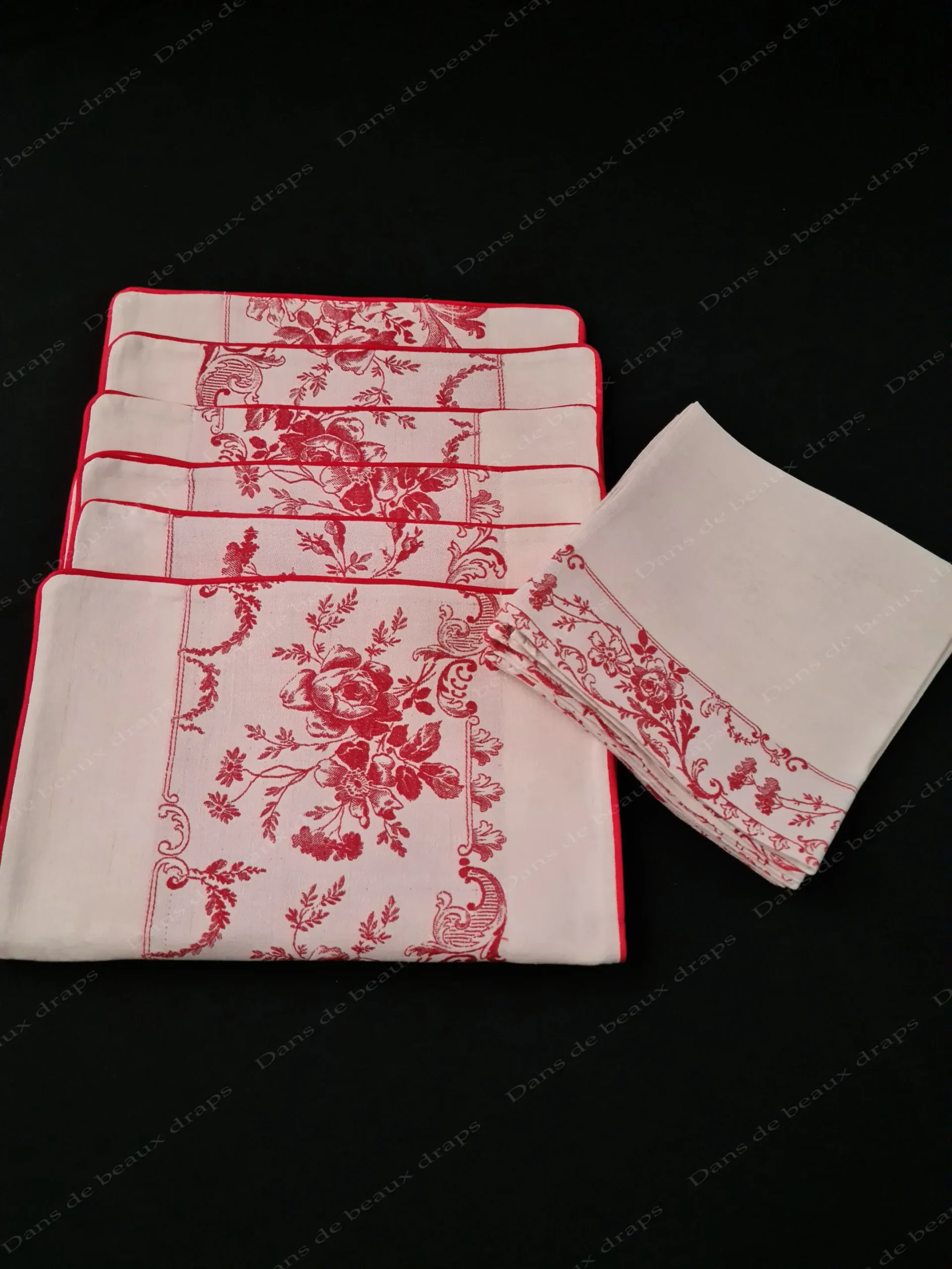 Ensemble de 6 sets et 6 serviettes de table en damassé de lin rouge et blanc. – Image 3
