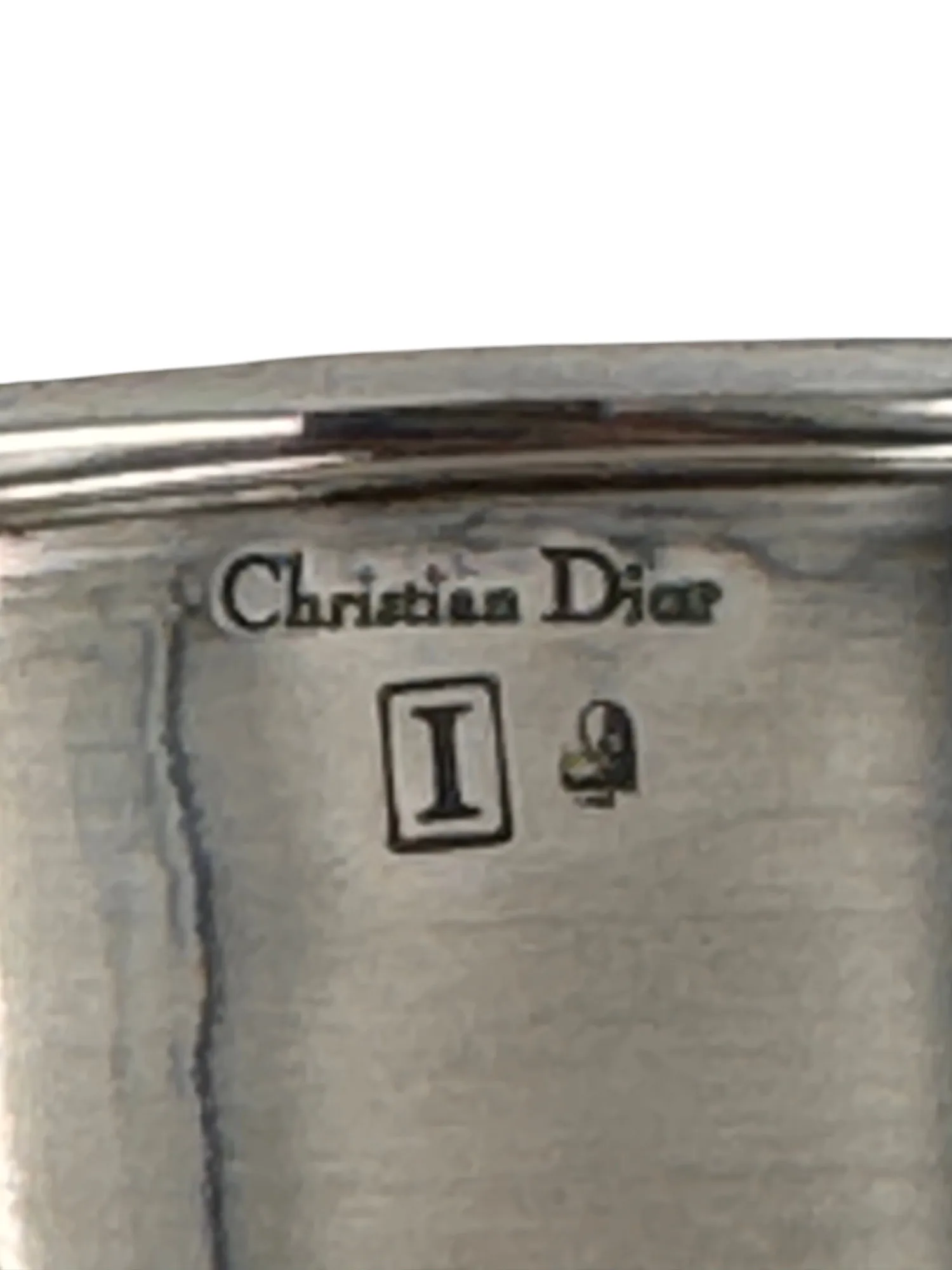 Jolie paire de bougeoirs en métal argenté, maison Christian Dior – Image 4