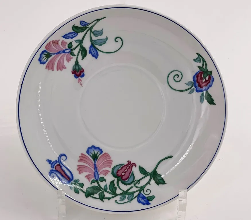 Joli ensemble de 6 paire-tasses à thé en porcelaine de Limoges, décor floral – Image 5