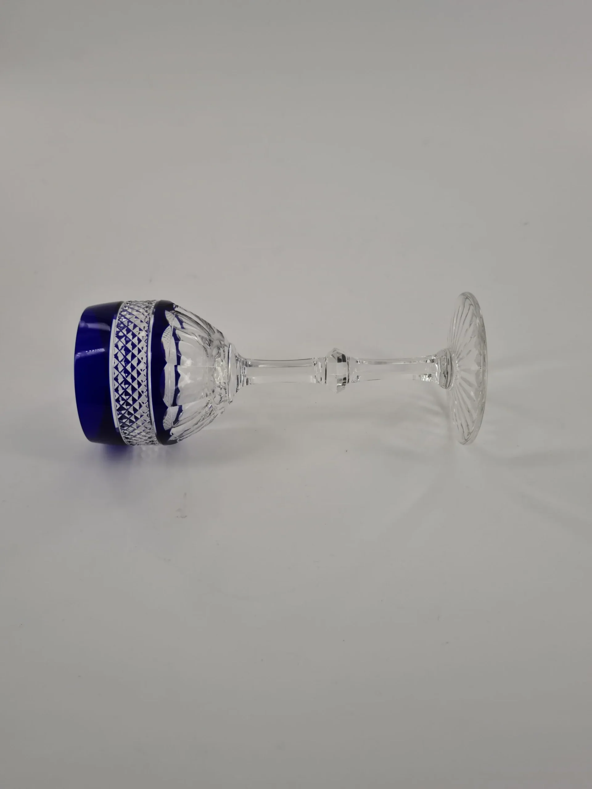 Verre à vin blanc ou roemer de couleur bleu cobalt en cristal de Saint Louis, modèle Trianon. – Image 2
