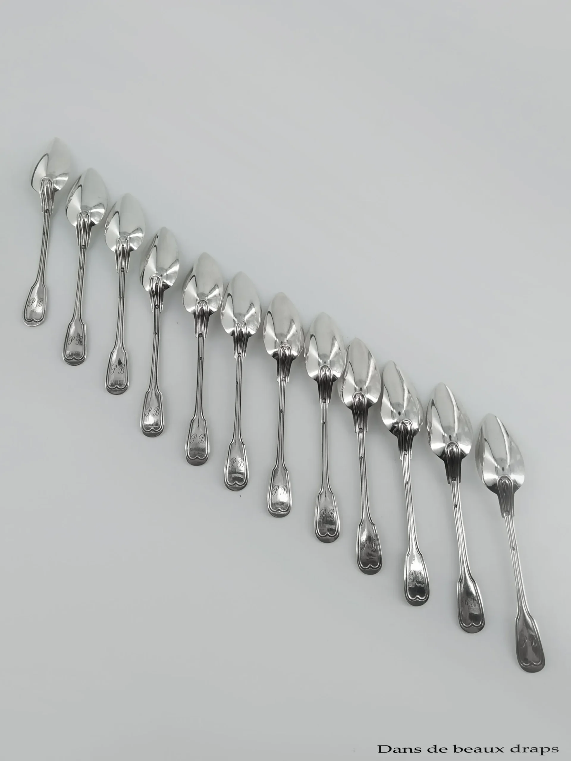 Suite de 12 cuillères à café en argent monogrammées – Image 3