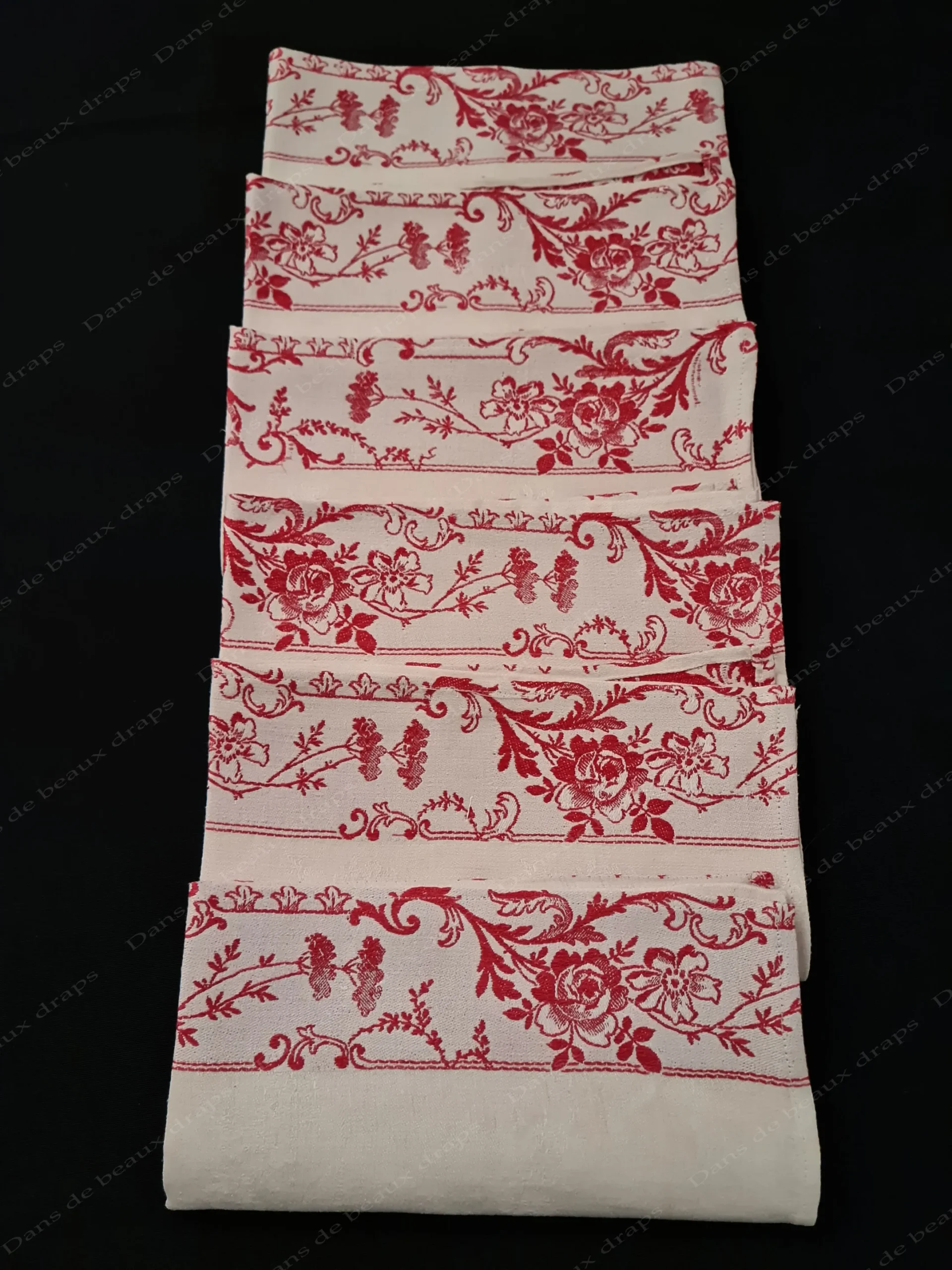 Ensemble de 6 sets et 6 serviettes de table en damassé de lin rouge et blanc. – Image 2