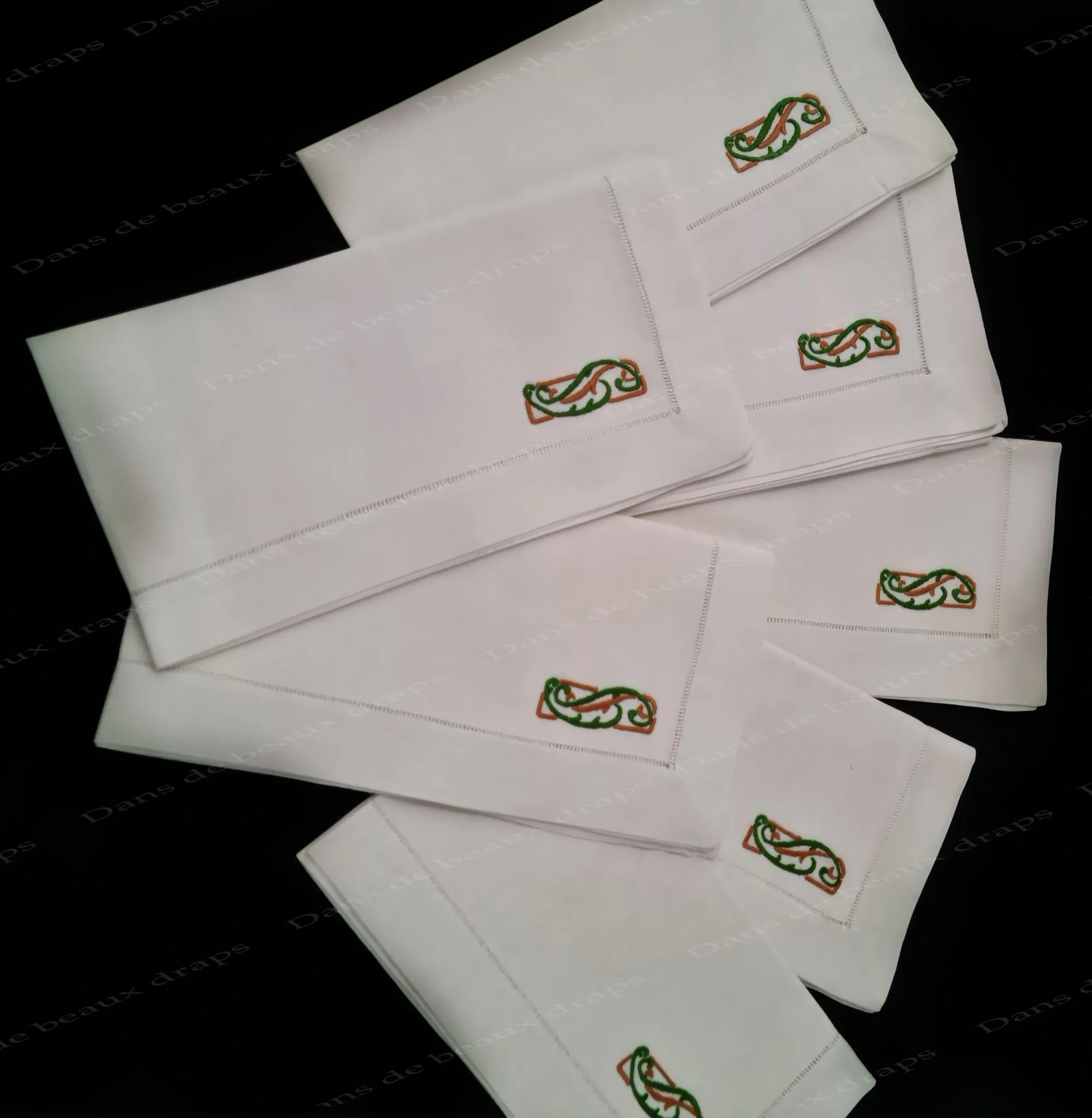 Élégant ensemble de 6 sets et 6 serviettes de table en fil de lin monogrammé. – Image 3