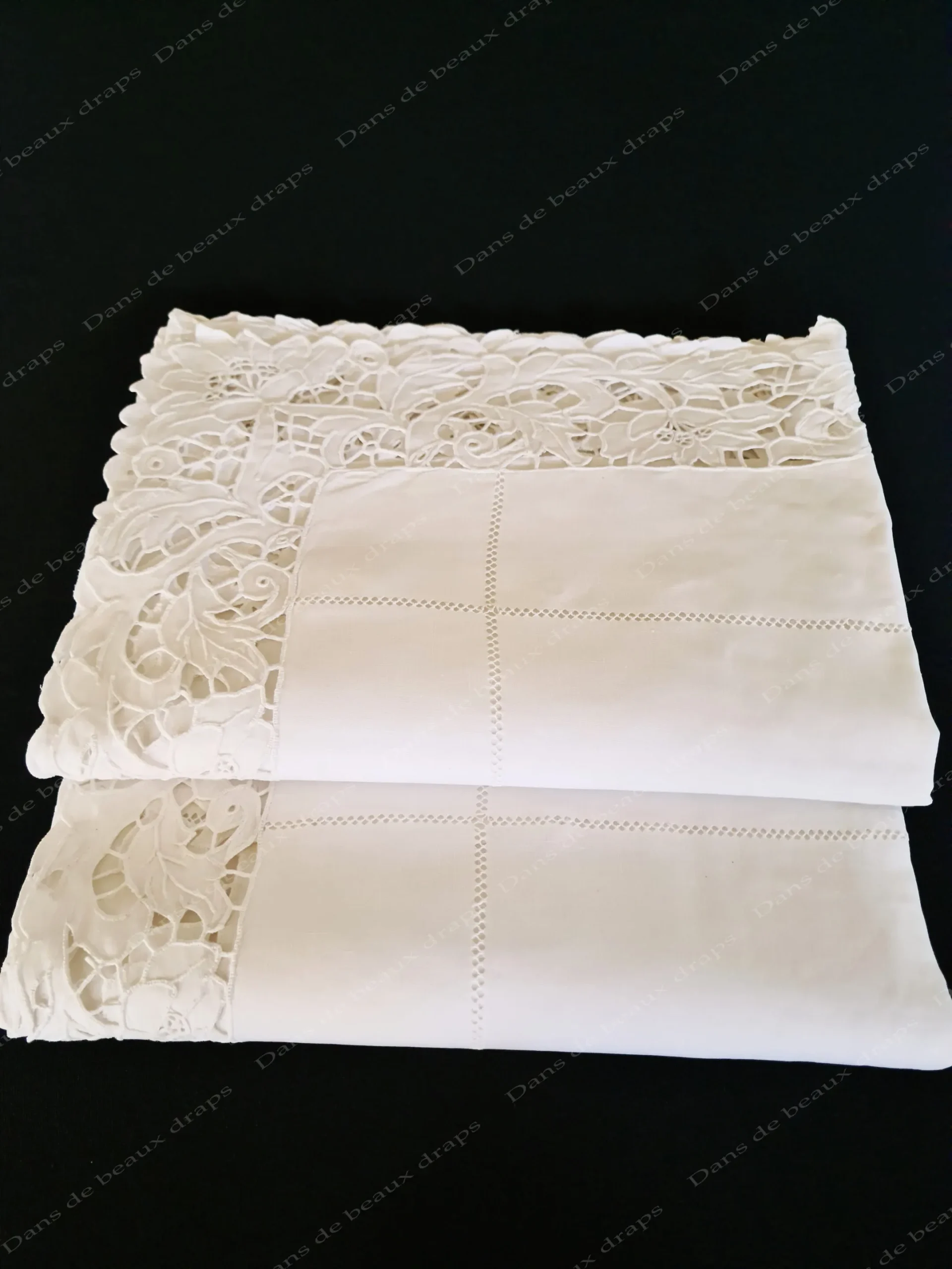 Ravissante paire de taies d’oreiller en fil de lin sans monogramme,broderies Richelieu. – Image 2