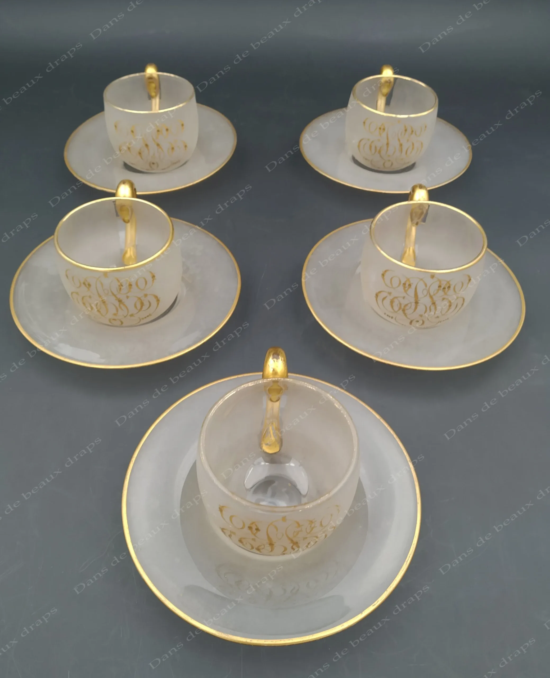 Paire tasse à café en opaline de cristal,monogramme doré. – Image 2
