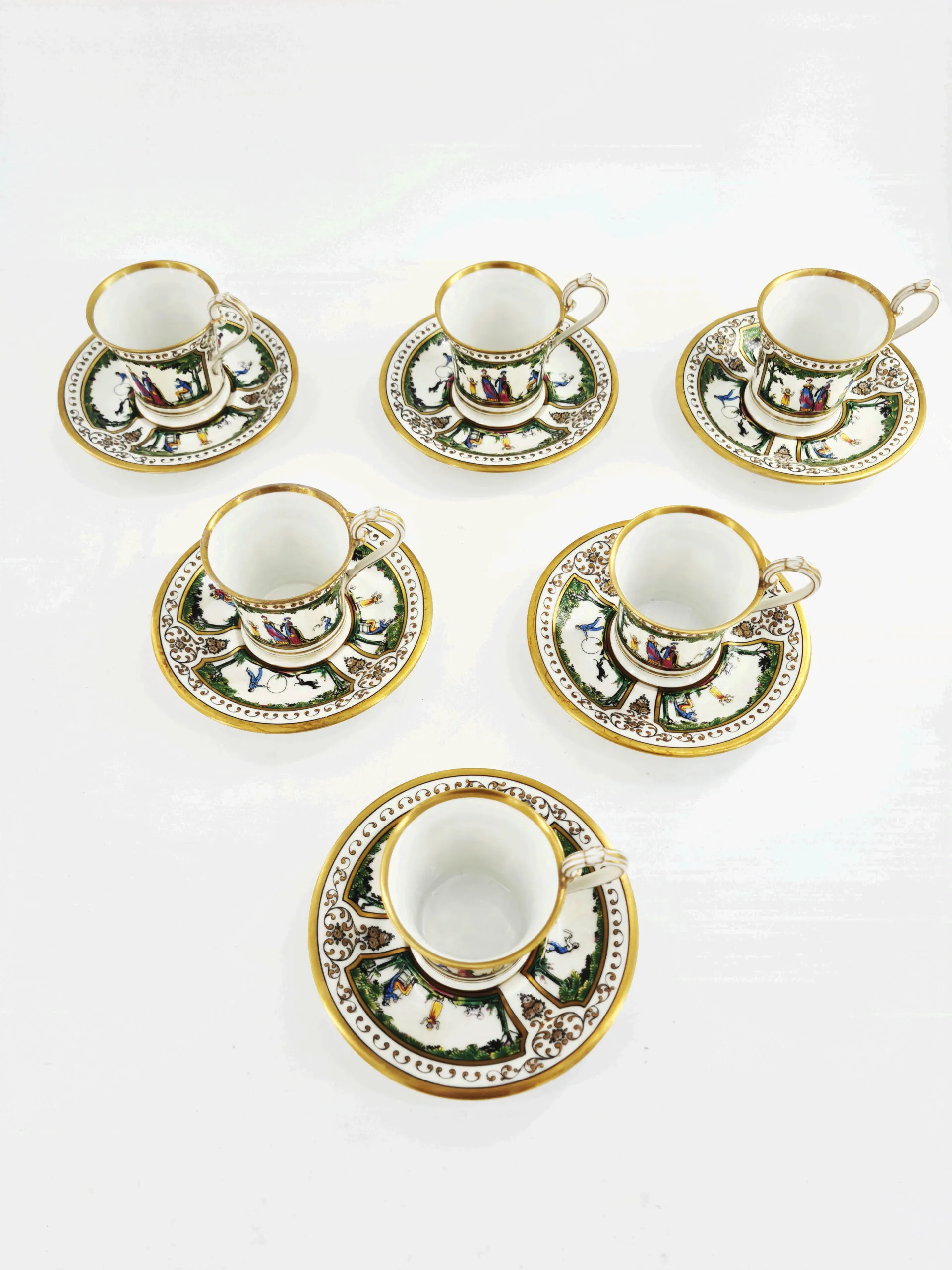 Exceptionnelle paire-tasse à café en porcelaine de Limoges , maison Raynaud , modèle « Promenade au Palais Royal » – Image 3