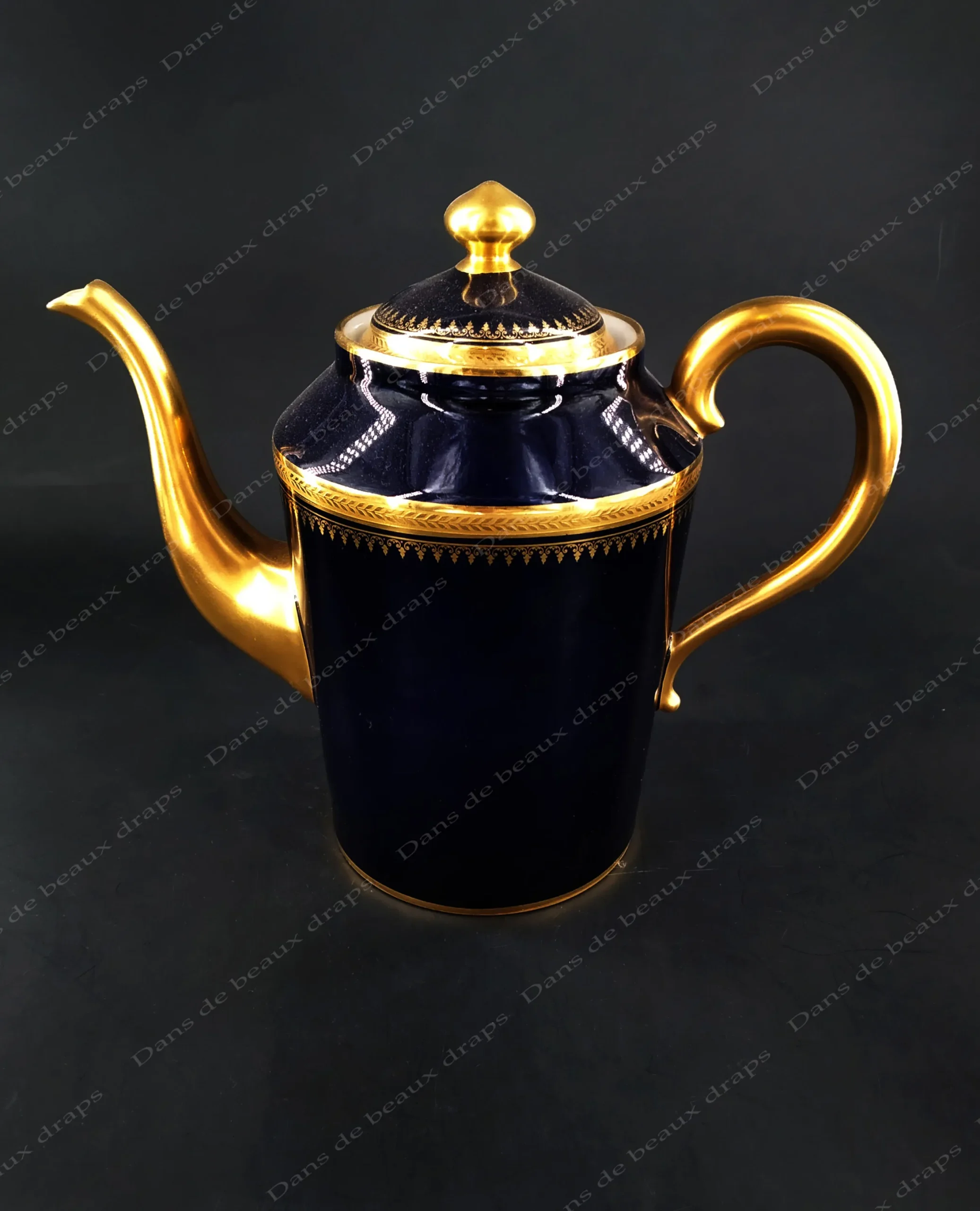 Joli service à thé/café en porcelaine de Limoges,bleu de four et or,réalisé par la maison Raynaud. – Image 3