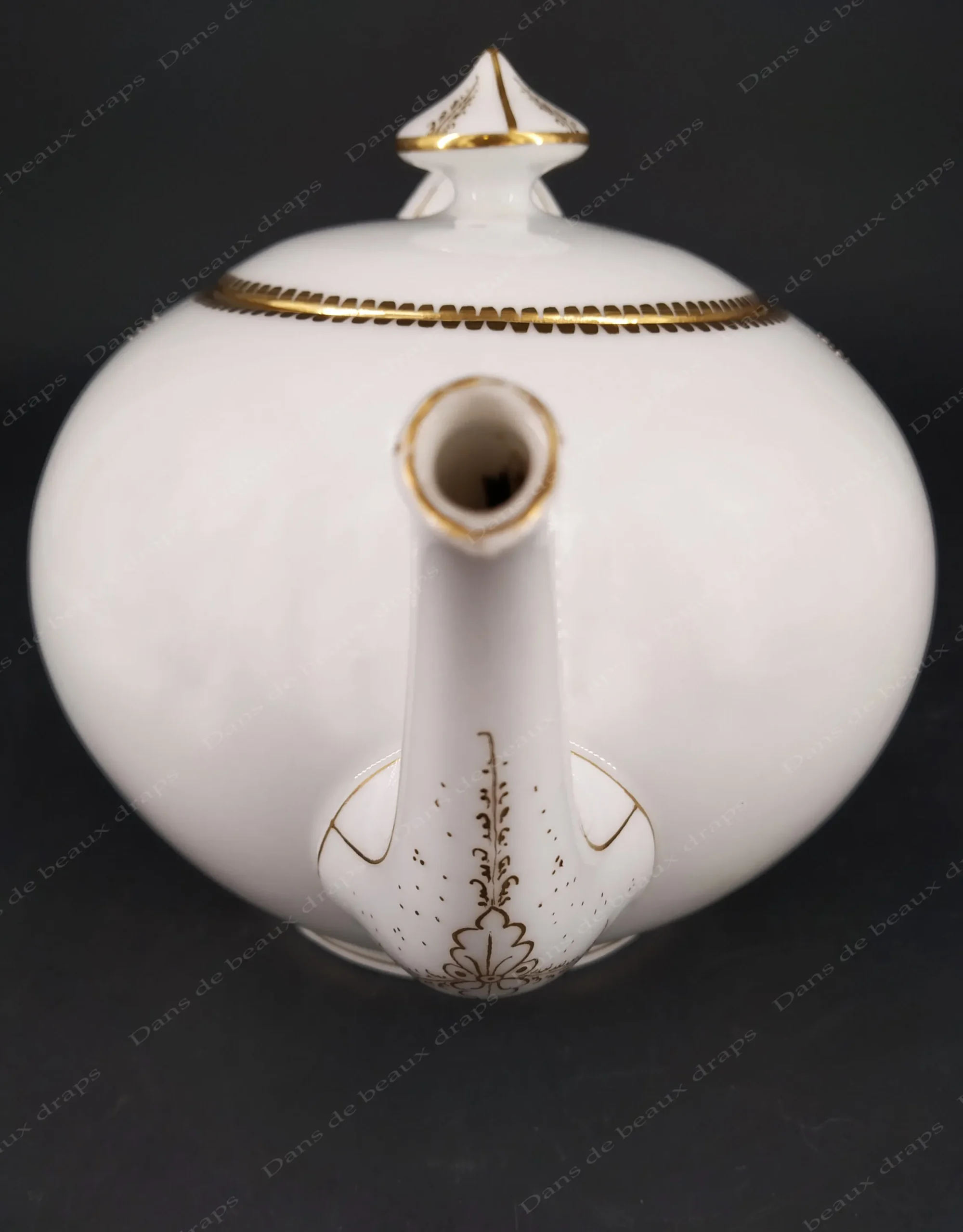 Rare théière en porcelaine de Limoges,monogramme sous couronne de marquis. – Image 3