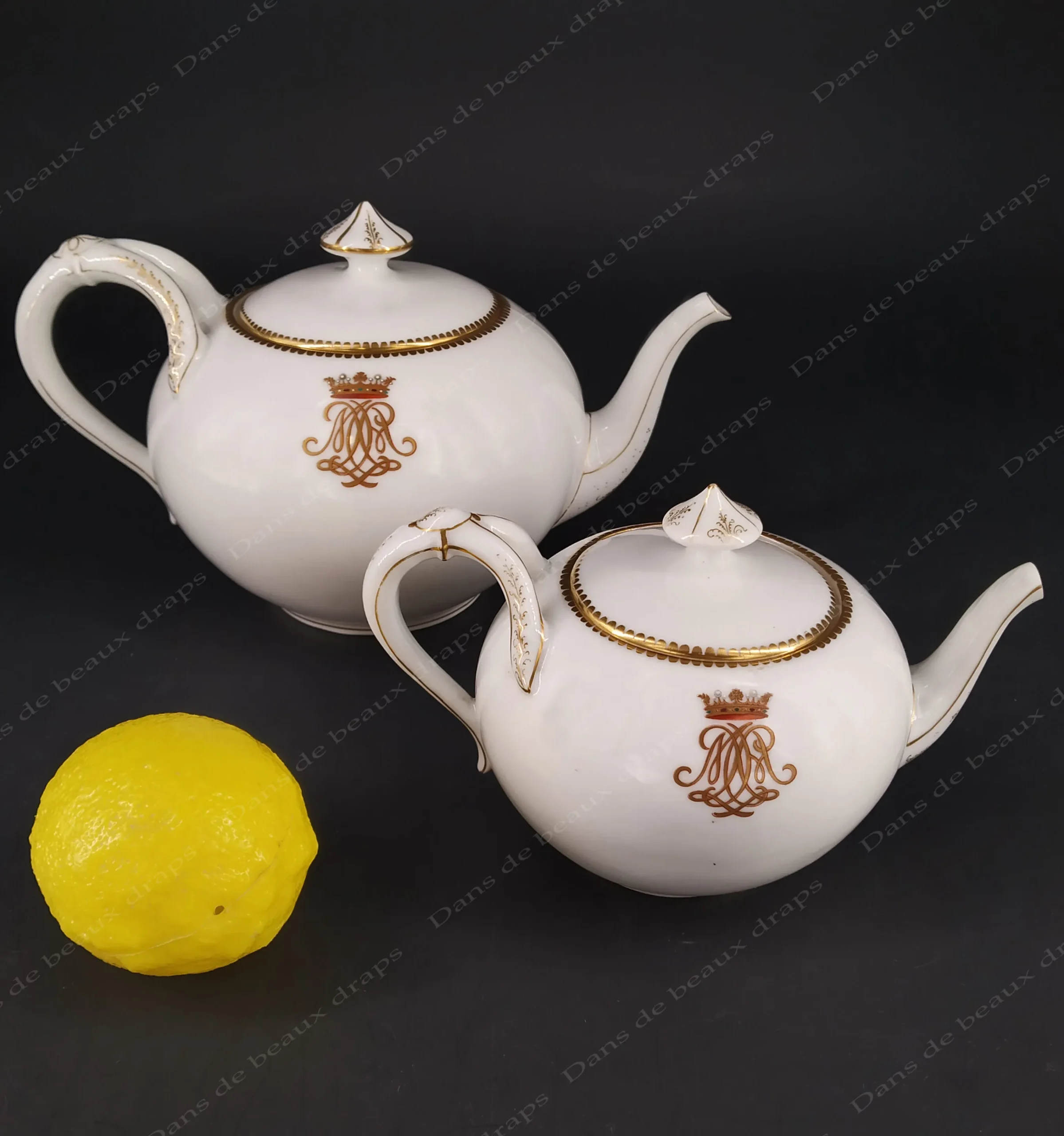 Rare théière en porcelaine de Limoges,monogramme sous couronne de marquis. – Image 2