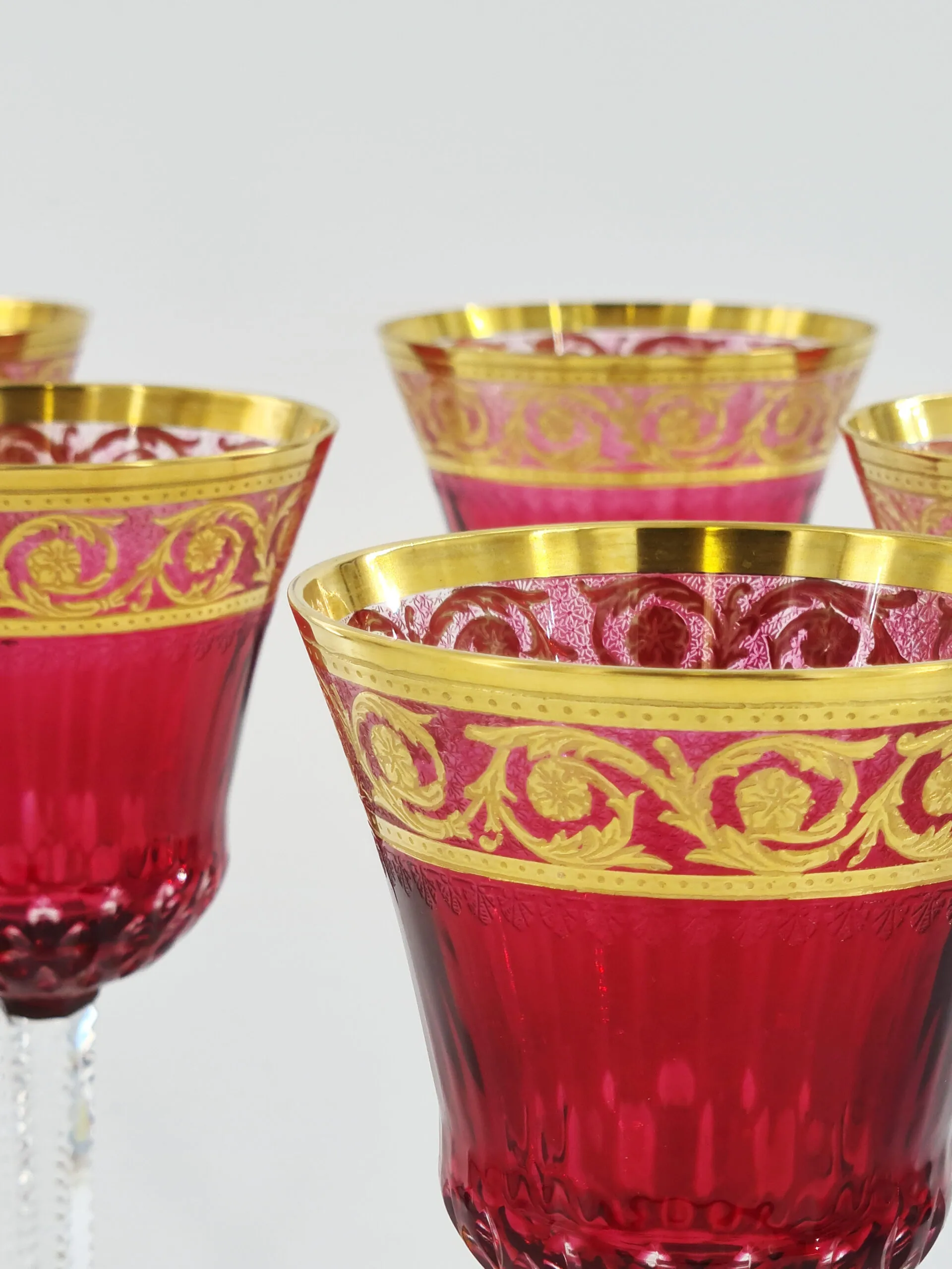 Suite de 6 verres à vin du Rhin de couleur rouge en cristal de Saint Louis , modèle Thistle Or. – Image 3