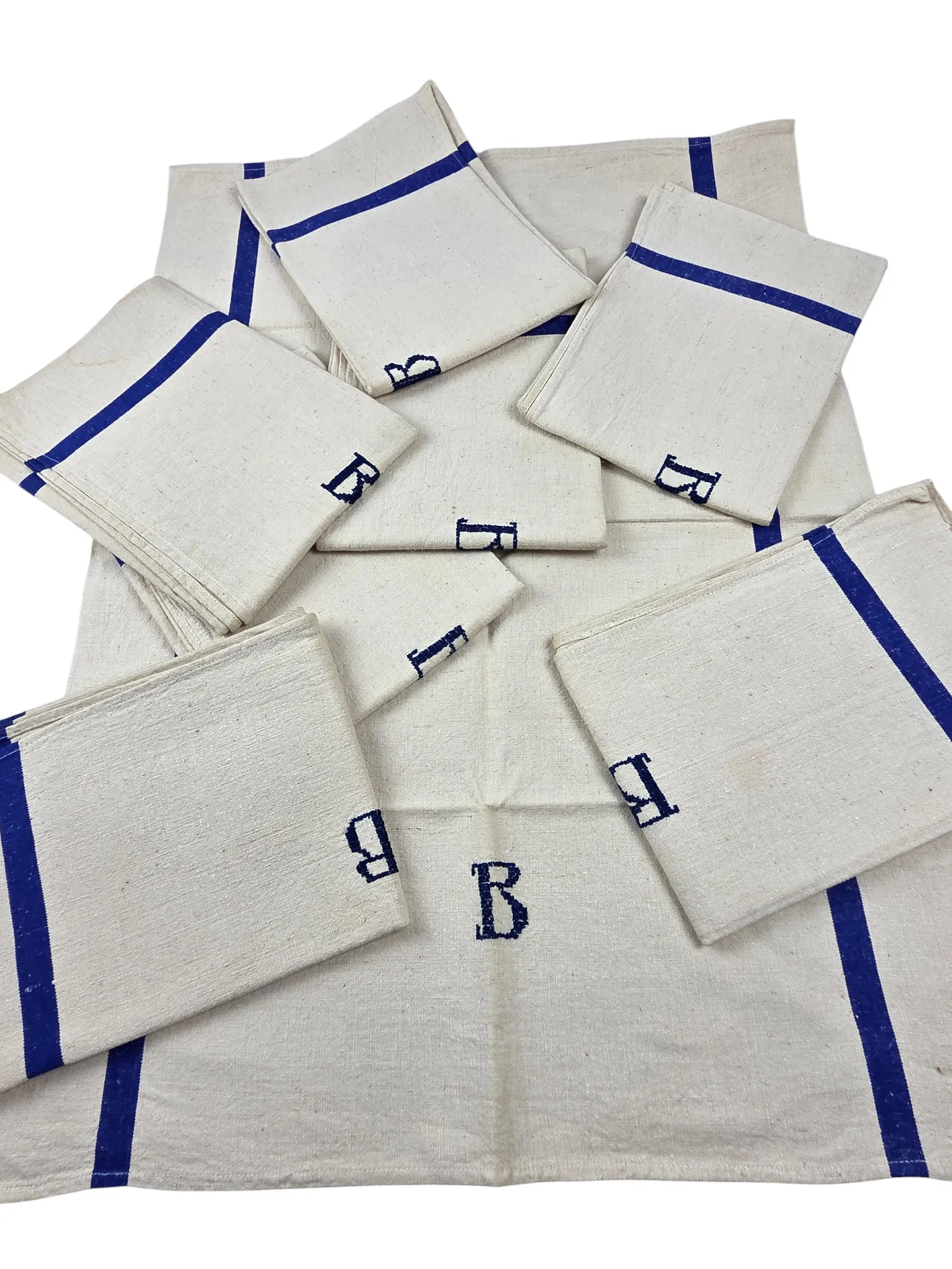 Rare série de 8 torchons en lin liteaux bleus , monogramme B. – Image 6