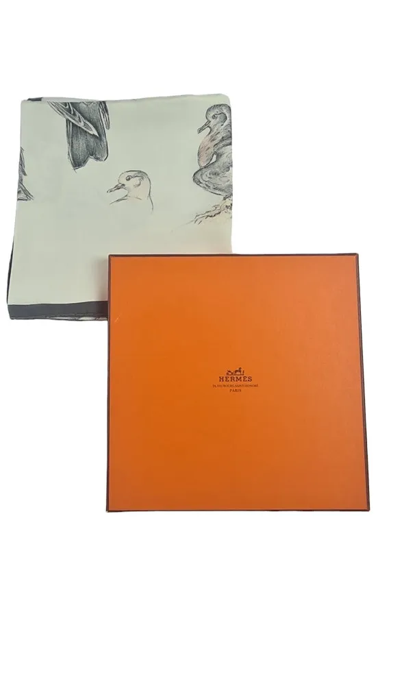 Rare foulard Hermès modèle » Tourterelles », design Xavier de Poret, 1956 – Image 5