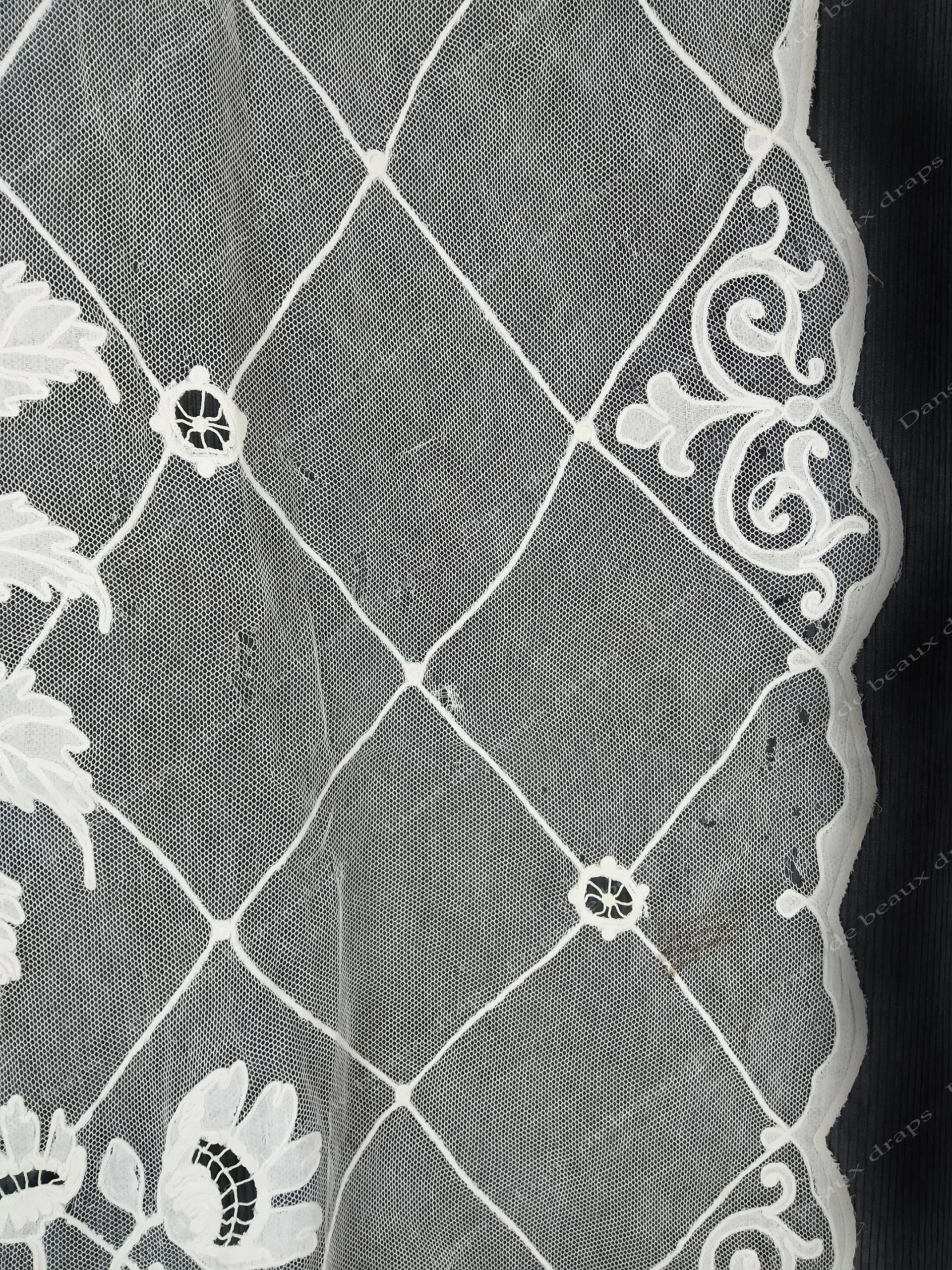 Paire de panneaux brodés sur tulle à décor floral,époque Napoléon 3. – Image 7