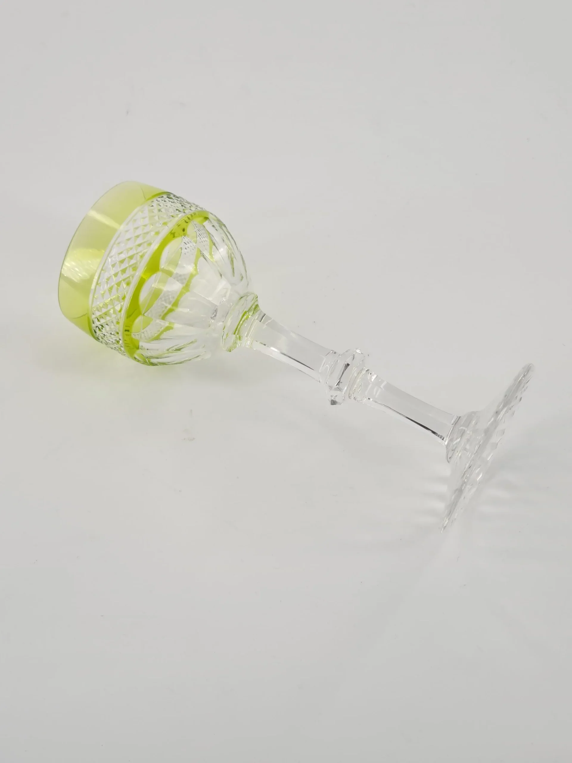 Verre à vin blanc ou roemer de couleur jaune en cristal de Saint Louis, modèle Trianon. – Image 2