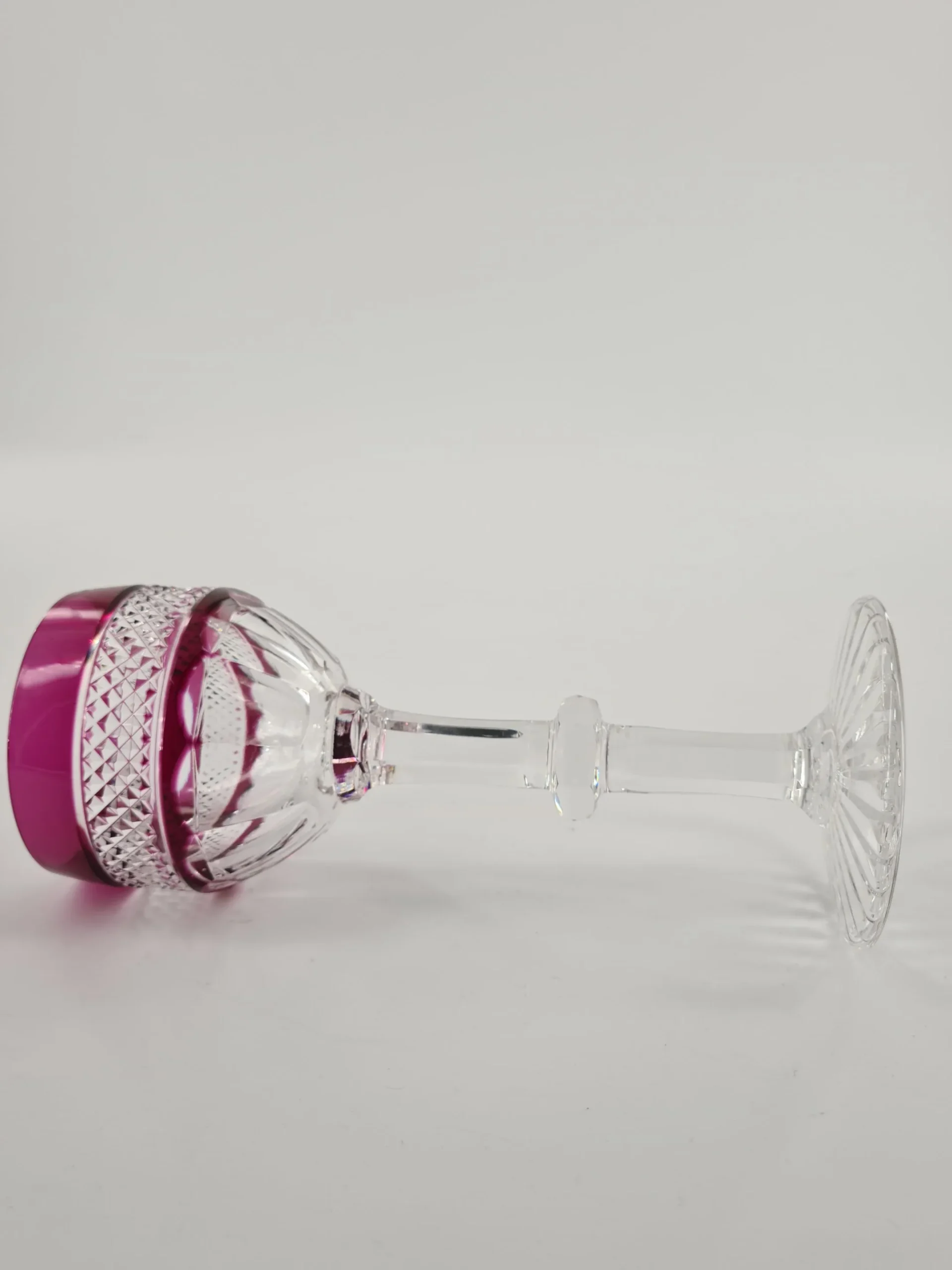 Verre à vin blanc ou roemer de couleur améthyste en cristal de Saint Louis, modèle Trianon. – Image 2