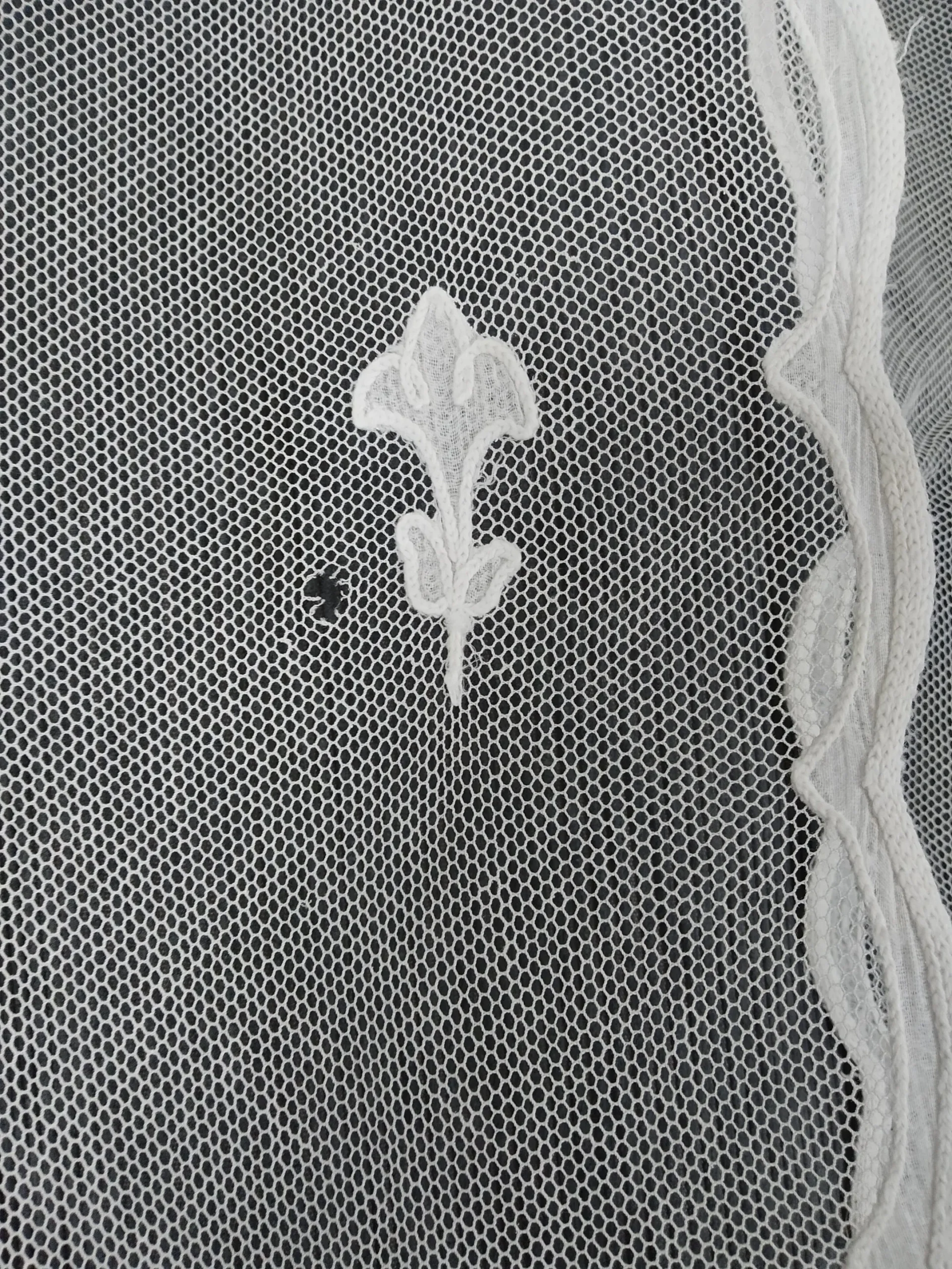 Belle paire de panneaux brodés sur tulle à décor floral,époque Napoléon 3. – Image 7