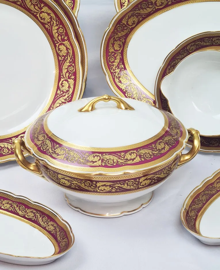 Splendide service en porcelaine de Limoges maison Bernardaud modèle Vendôme décor sur fond rouge magenta,double frise et rinceaux dorés, 66 pièces. – Image 5