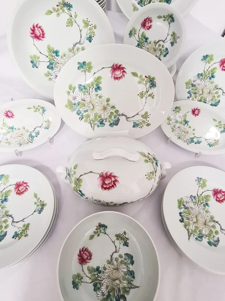 Superbe service de table en porcelaine de Limoges , vert céladon, à décor floral, maison Haviland, modèle « Sin Hai » , 43 pièces. – Image 2