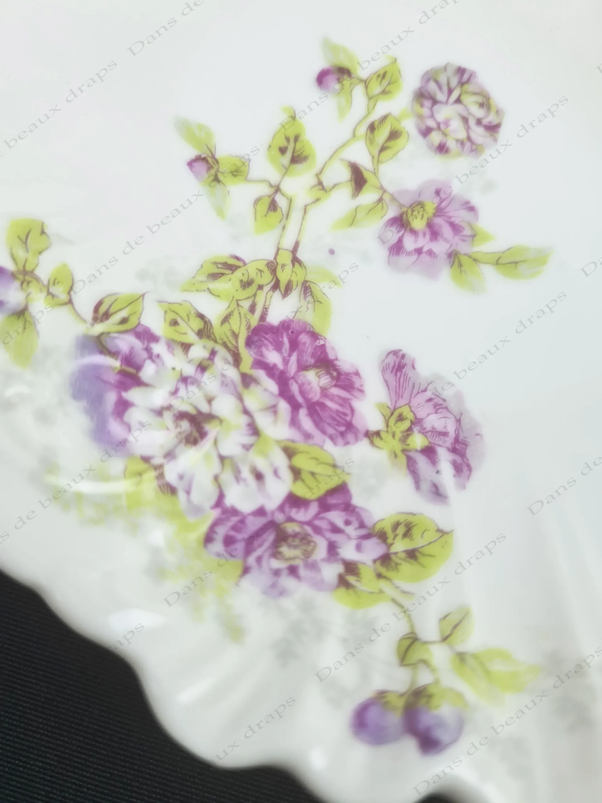 Partie de service de table en porcelaine de Limoges à décor de fleurs mauves,époque art nouveau, 83 pièces. – Image 6