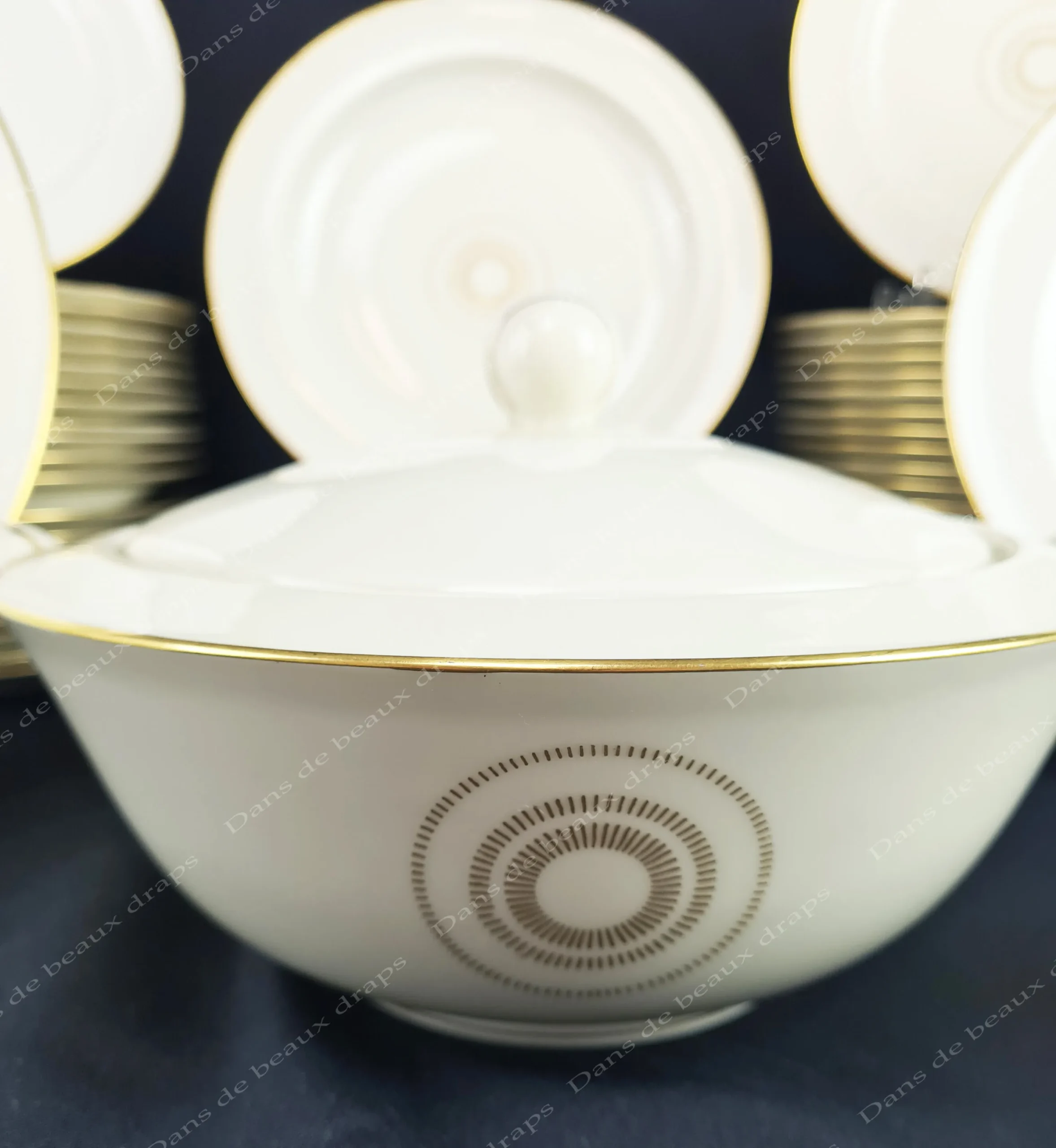 Service de table en porcelaine de Limoges pâte ivoire décor de Jean Luce,maison Vignaud, 63 pièces. – Image 2