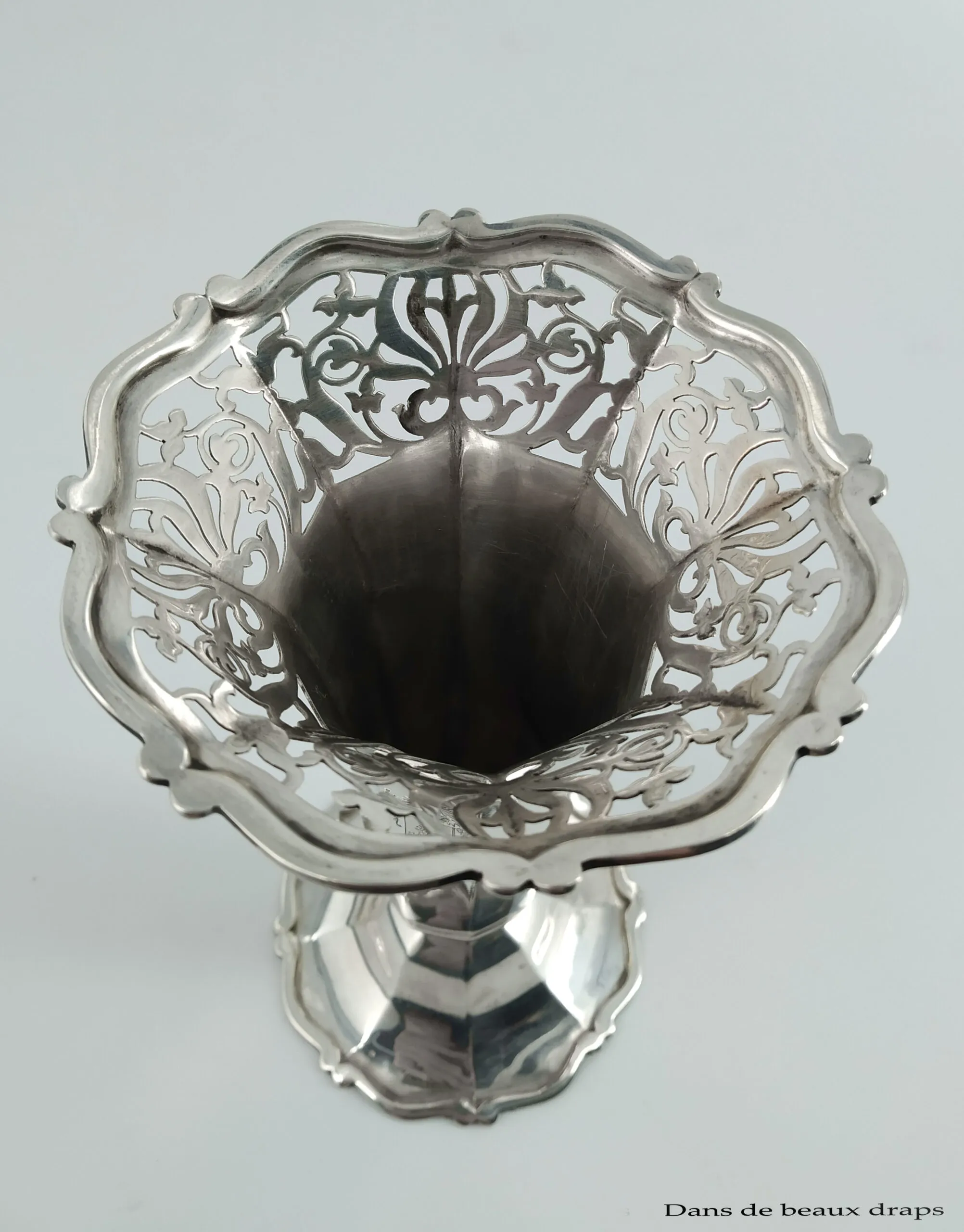Belle paire de vases cornet en argent anglais, blason sous heaume de chevalier – Image 3