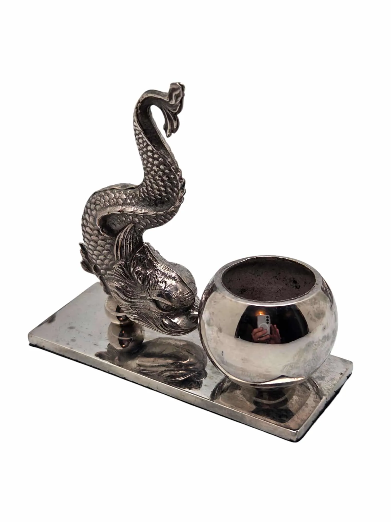 Amusante série de 6 vases de table ou salerons individuels en métal argenté à décor de dauphin. – Image 2