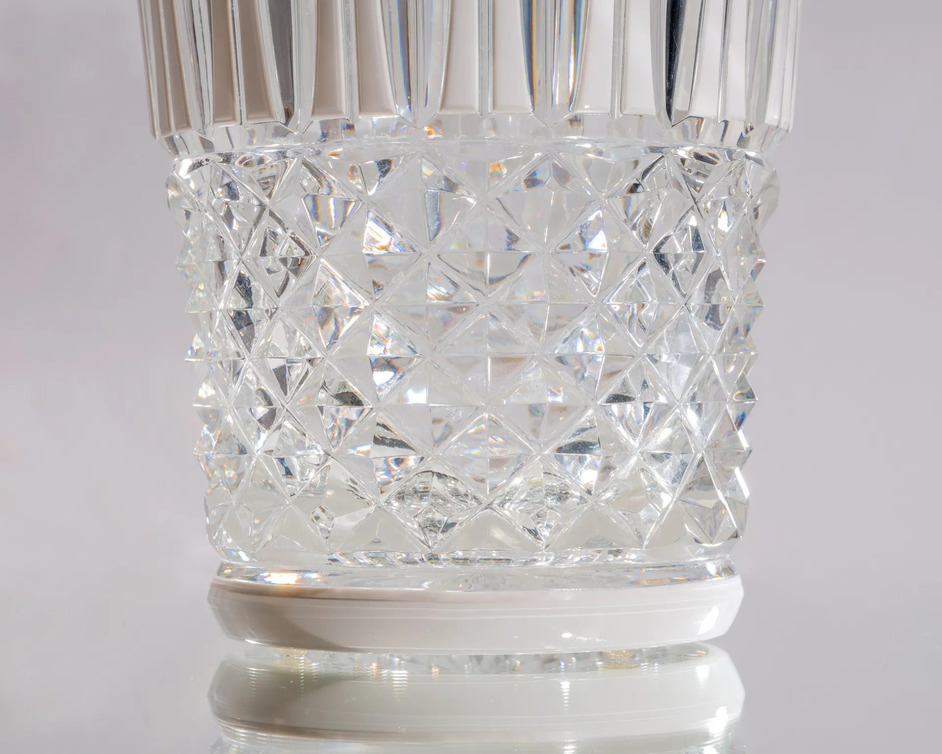 Rare vase en cristal doublé blanc, modèle Tommyssimo, cristalleries de Saint Louis – Image 3