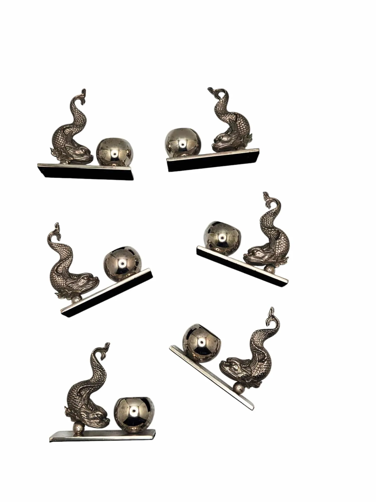 Amusante série de 6 vases de table ou salerons individuels en métal argenté à décor de dauphin. – Image 7