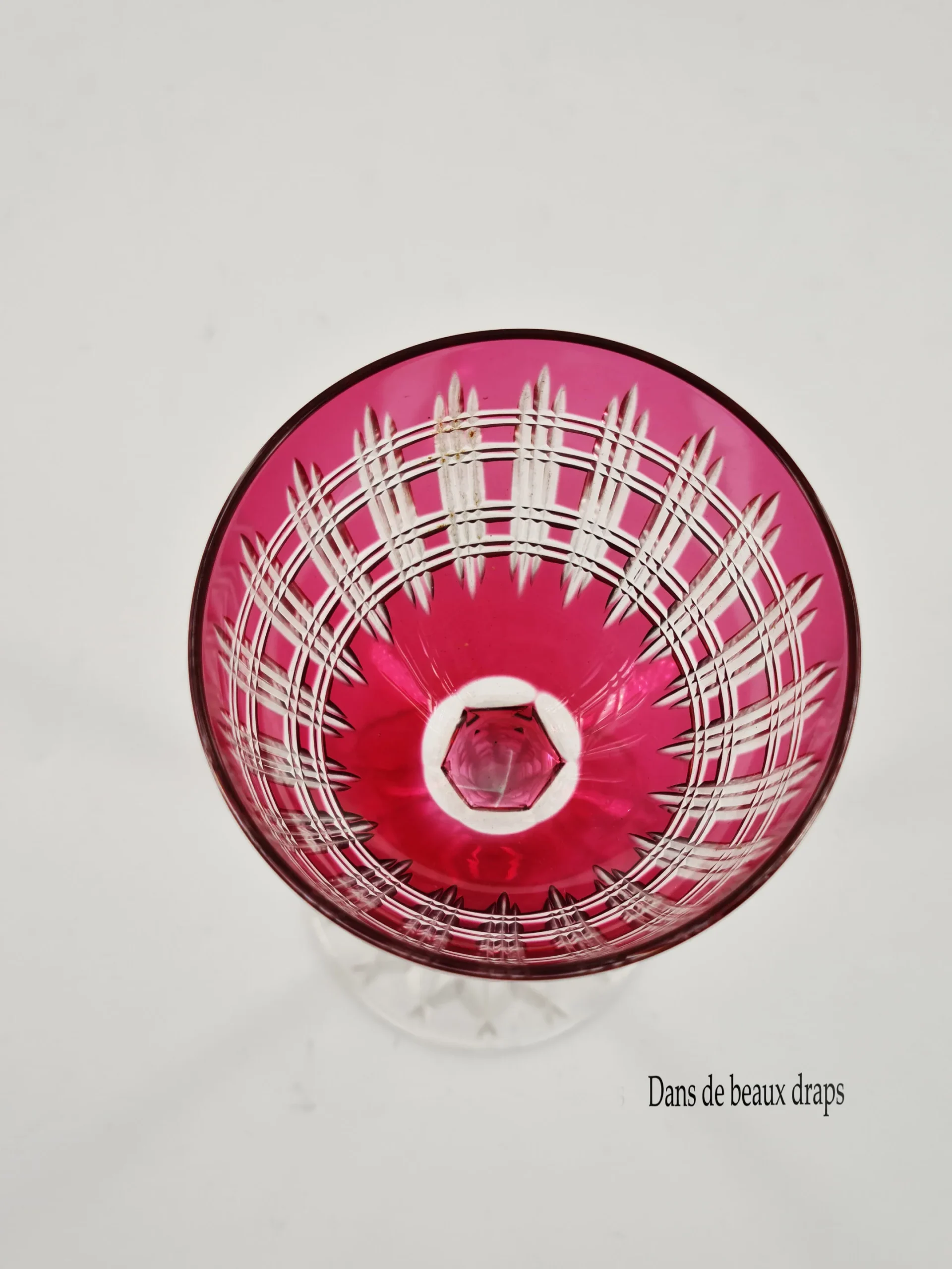 Suite de 6 verres à vin blanc ou roemer en cristal de Baccarat doublés rose. – Image 4