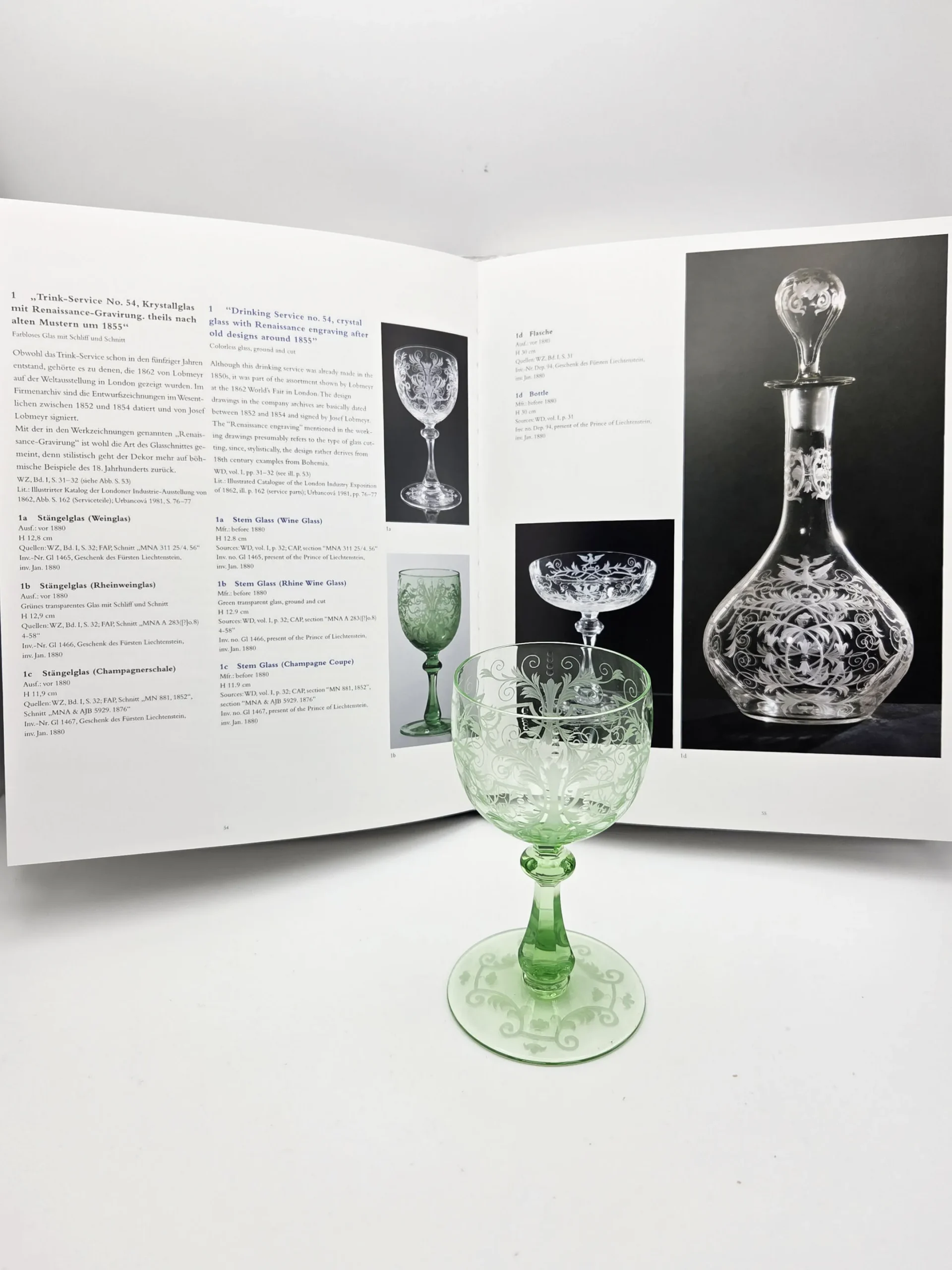 Exceptionnelle série de 5 verres à vin du Rhin en cristal gravé et doublé vert, Lobmeyr, Vienne. – Image 4