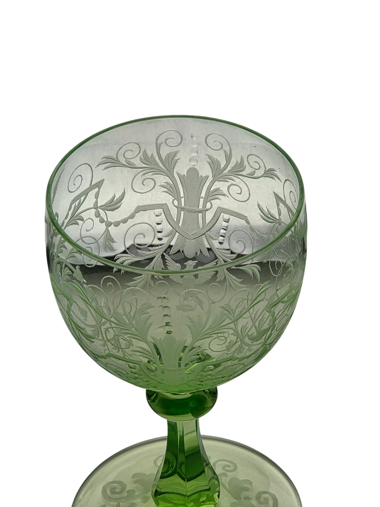 Exceptionnelle série de 5 verres à vin du Rhin en cristal gravé et doublé vert, Lobmeyr, Vienne. – Image 9