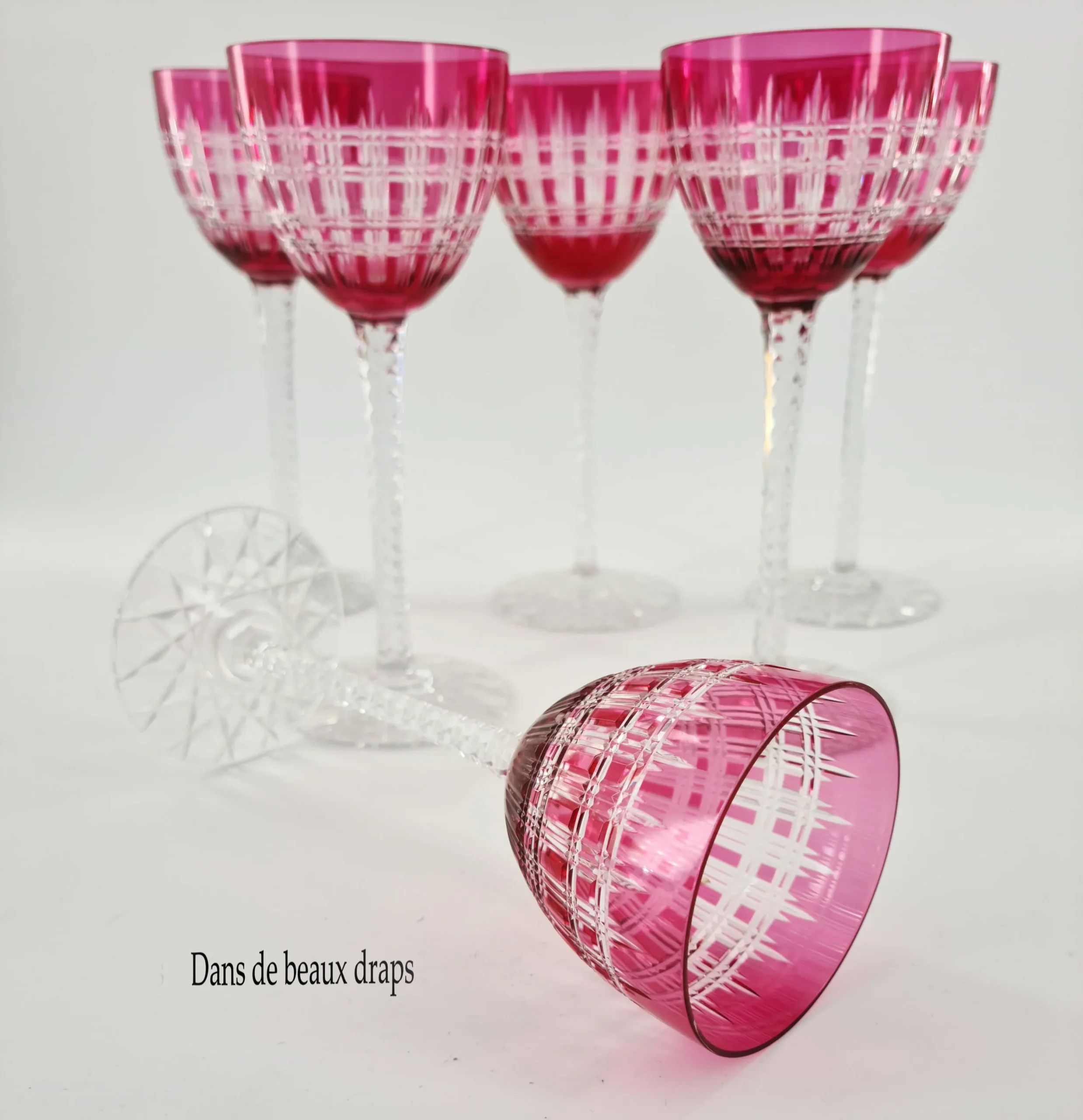 Suite de 6 verres à vin blanc ou roemer en cristal de Baccarat doublés rose. – Image 3