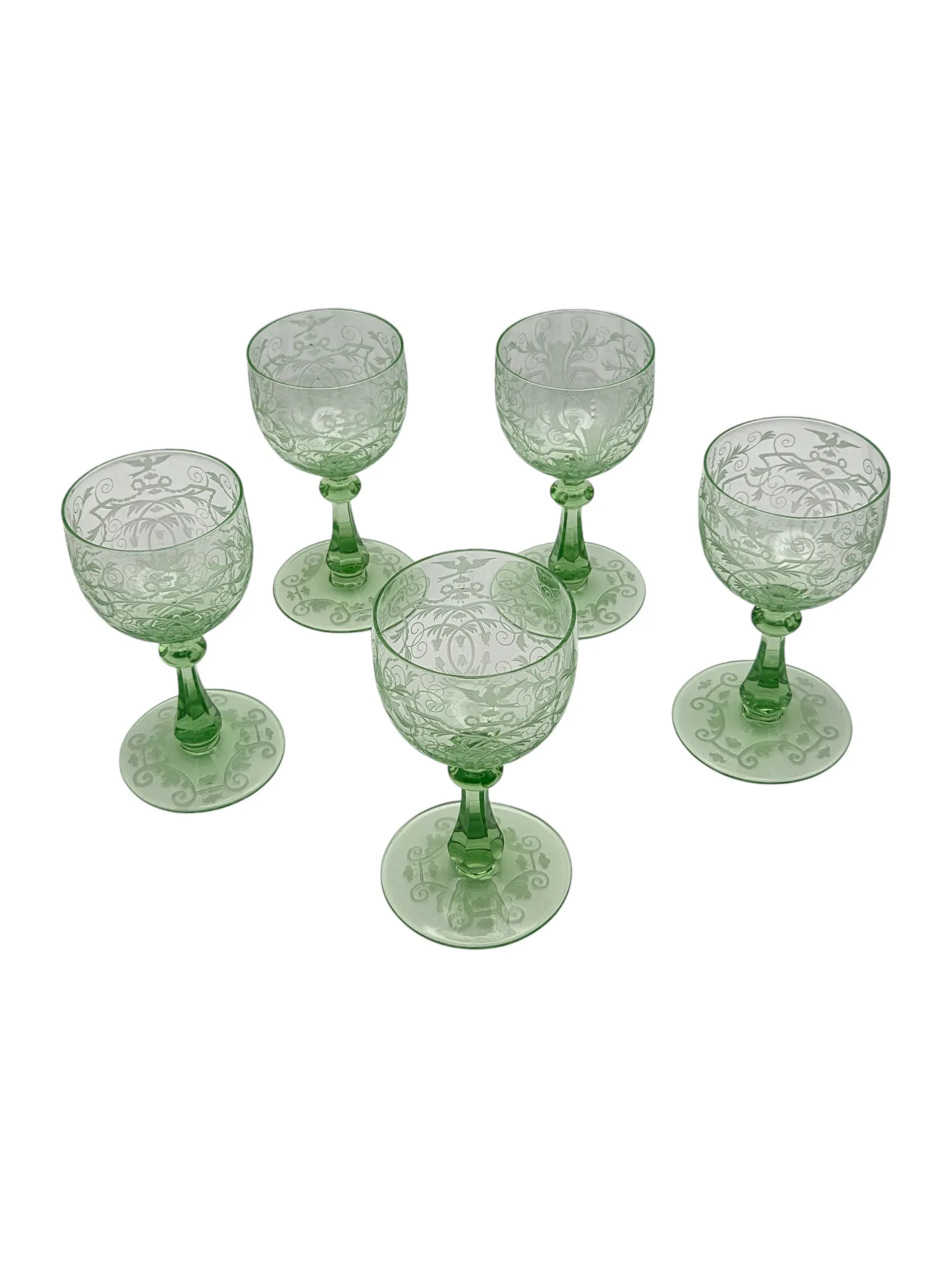 Exceptionnelle série de 5 verres à vin du Rhin en cristal gravé et doublé vert, Lobmeyr, Vienne. – Image 2