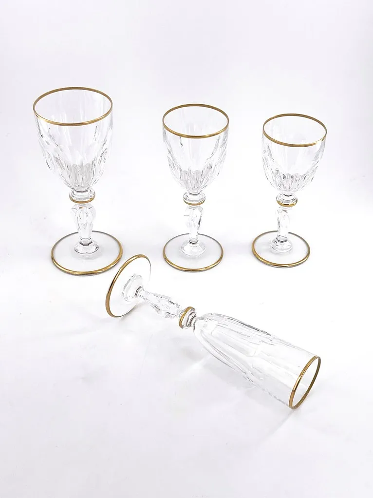 Rare service de verres en cristal de Saint Louis, modèle Alexandre, filet or, 52 pièces – Image 2