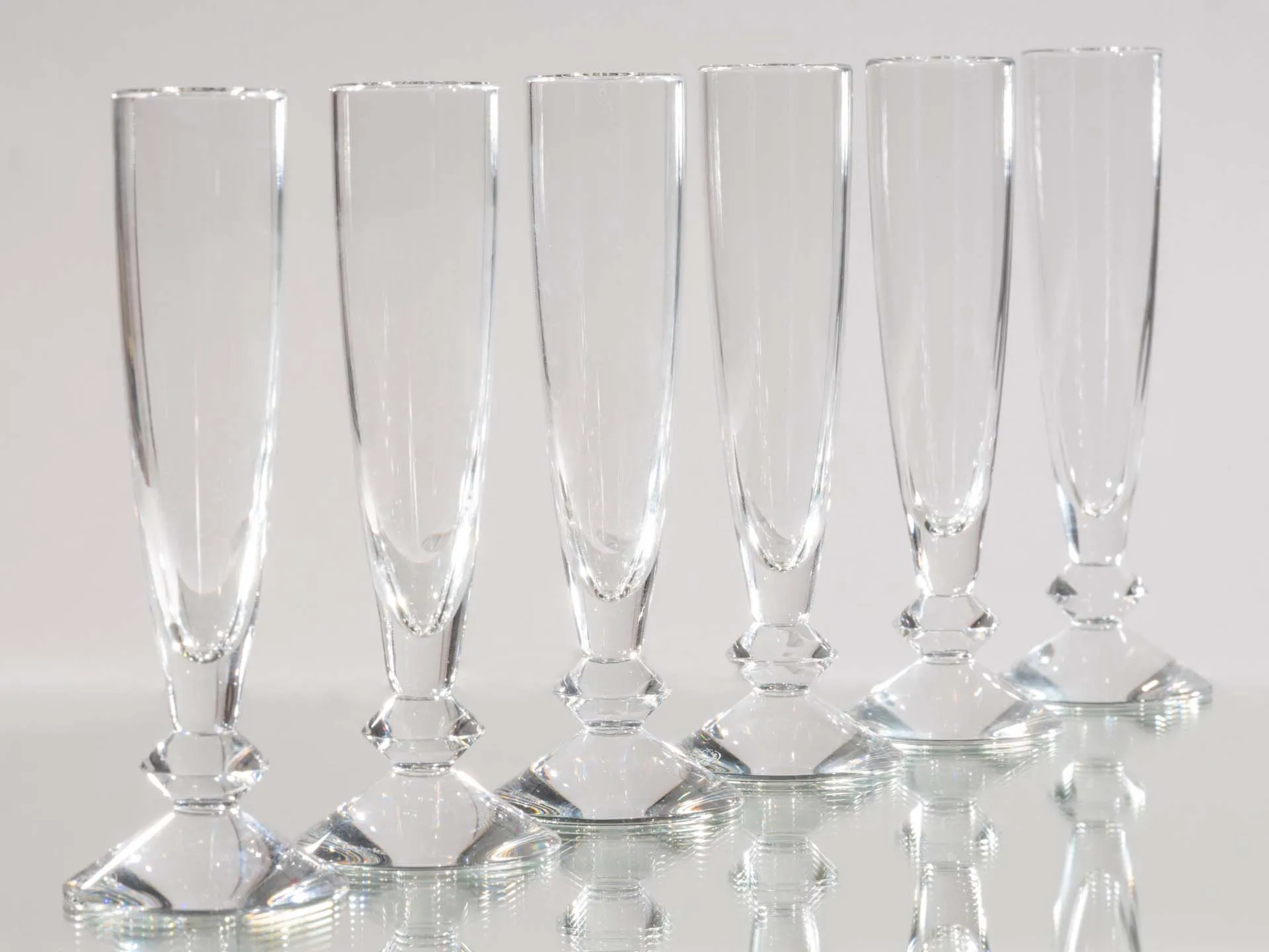 Rare suite de 6 verres à vodka en cristal de Baccarat modèle Véga – Image 2
